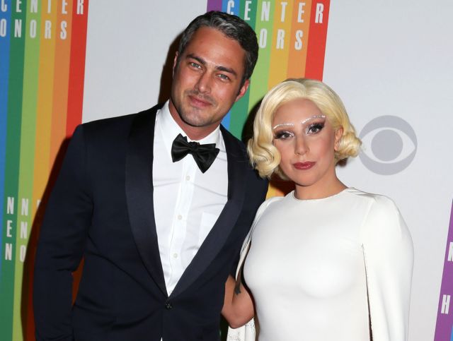 Η Lady Gaga αρραβωνιάστηκε με τον Τέιλορ Κίνεϊ